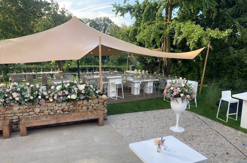 Stretch tent met witte tafels en bloem-arrangementen Meerssen