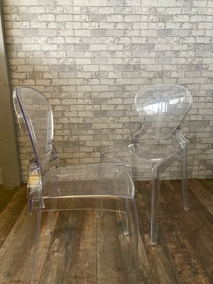 Transparante ghost stoelen